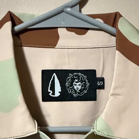 Volcom Camouflage Short Sleeve Button Up Shirt Men's Size Small Desert Tan Green - Picture 2 of 5